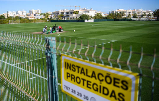 Gräset på fotbollsplanen på anläggningen på  Cascade &