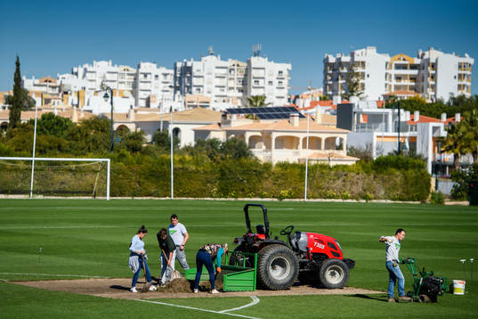 Gräset på fotbollsplanen på anläggningen på  Cascade &