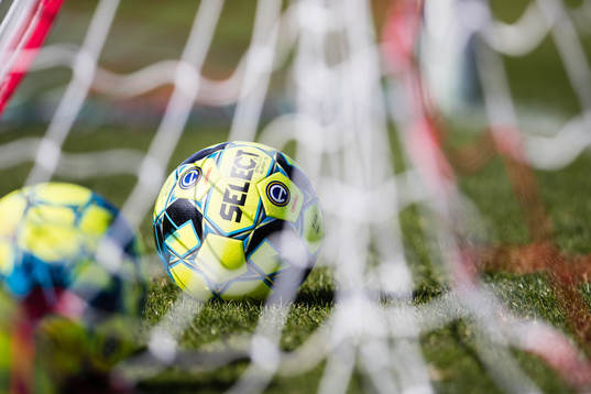 En fotboll i bakom nät