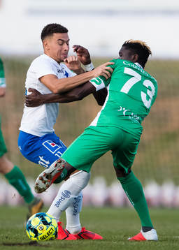 Norrköpings Jordan Larsson i kamp om bollen med Farenses
