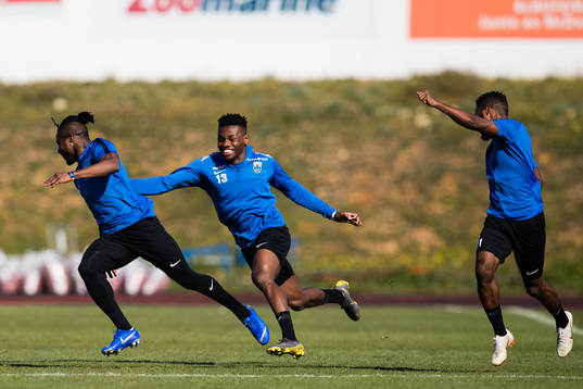 Henry Offia jagas av Sylvin Kayembe och Abdul Razak