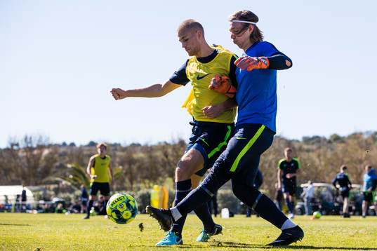 Filip Dagerstål och målvakt Julius Lindgren