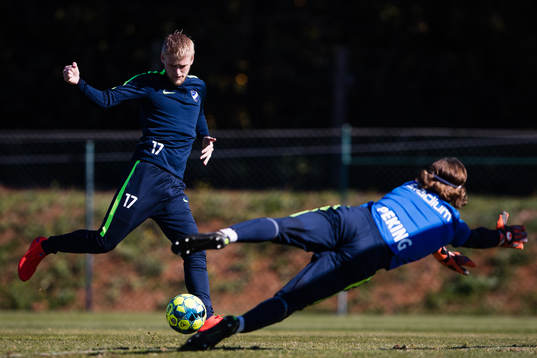 Kalle Holmberg och målvakt Julius Lindgren