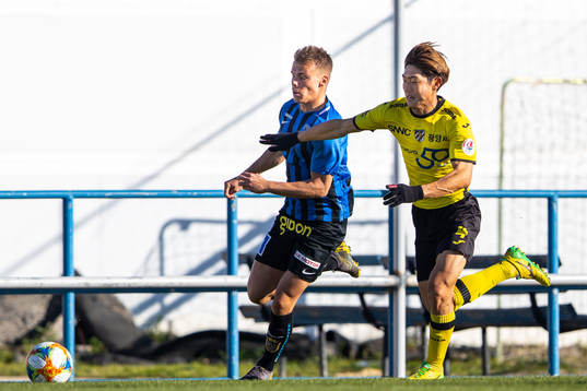 Sirius Elias Andersson och Jeonnam Dragons Kim Minjun