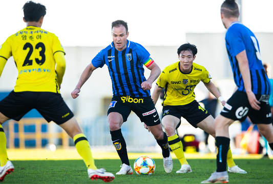 Sirius Niklas Busch Thor och Jeonnam Dragons Kim Gyeongmin
