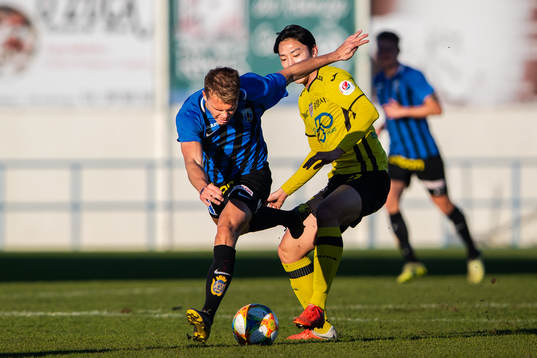 Sirius Elias Andersson och Jeonnam Dragons Chu Jungho