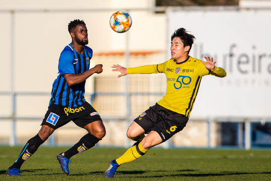 Sirius Abdul Razak och Jeonnam Dragons Kim Sunwoo