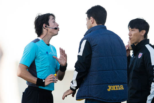 Domare José Salema talar till Jeonnam Dragons tränare