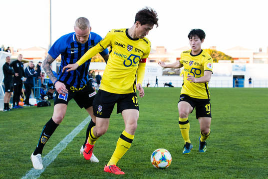 Sirius Adam Ståhl i kamp om bollen med Jeonnam Dragons Lee