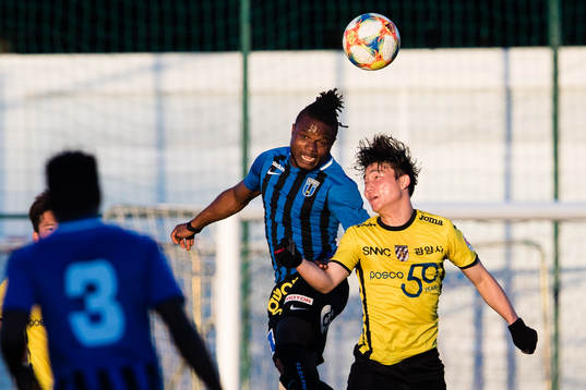 Sirius Henry Offia i en nickduell med Jeonnam Dragons Lee