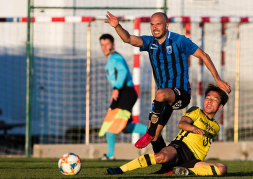 Sirius Karl Larson i kamp om bollen med Jeonnam Dragons