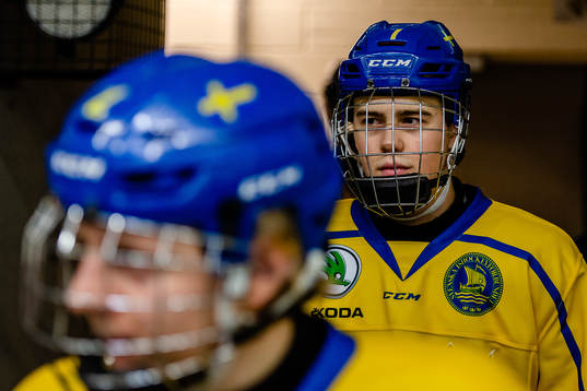 Sveriges Hugo Styf på väg ut till värmningen före  U17
