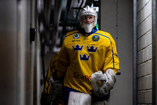 Sveriges målvakt Hugo Ollas på väg ut tillverkningen