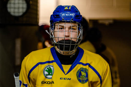 Sveriges Oskar Olausson på väg ut till värmning före