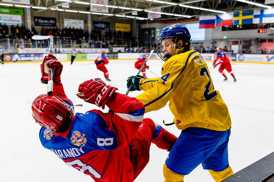 Sveriges Rickard Jägermyr tacklar Rysslands Denis Baranov
