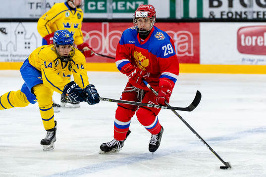 Sveriges Daniel Ljungman och Rysslands målvakt Yegor Guskov