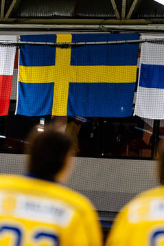 Svenska flaggan före U17 landskampen i ishockey mellan