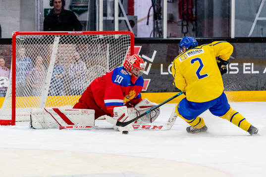 Sveriges Emil Andrae lägger en straff mot Rysslands