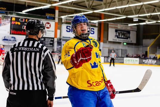 Sveriges Isak Garfve jublar