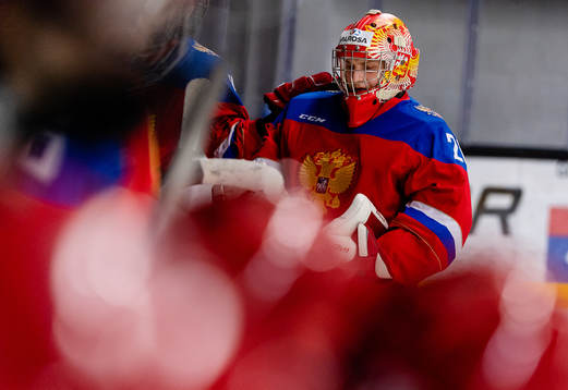 Rysslands målvakt Yegor Guskov deppar