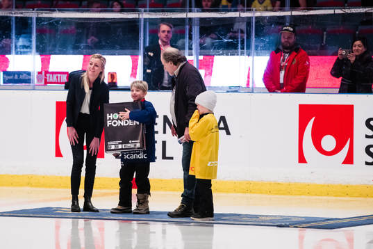Kids receives a reward from Hockeyfonden