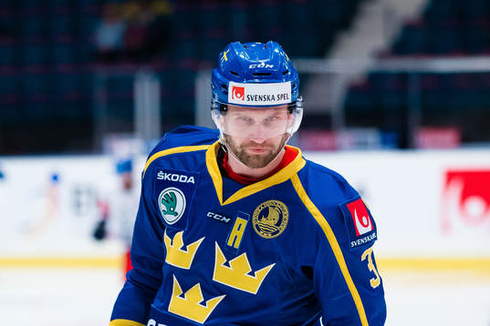 Klas Dahlbeck of Sweden a head of the Beijer Hockey Games