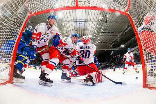 Joakim Nygård and Jakob Lilja of Sweden with a chance to
