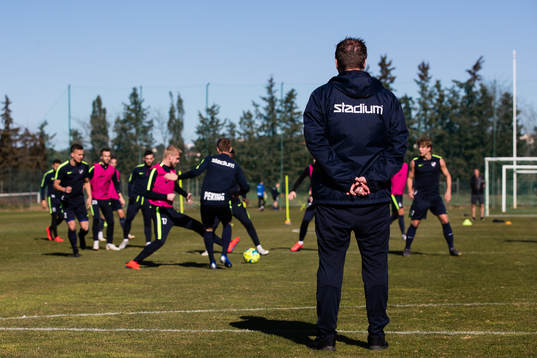 Mränare Jens Gustafsson följer en övning
