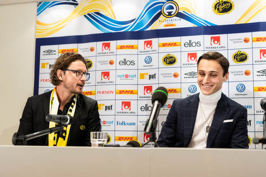 Klubbchef Stefan Andreasson och nyförvärvet Jonathan Levi