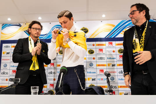 Nyförvärvet Jonathan Levi tar på sig tröja med nummer