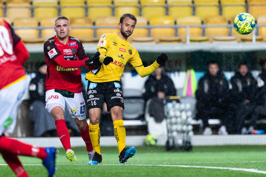 Falkenbergs Hampus Svensson och Elfsborgs Robert Gojani