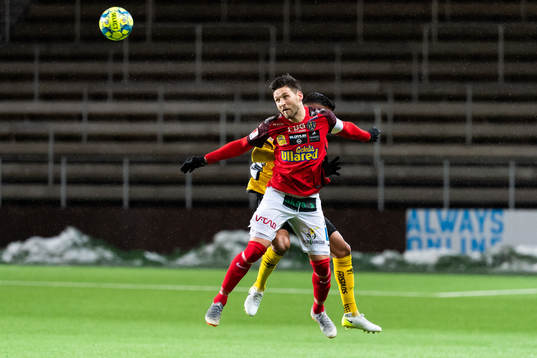 Falkenbergs Tibor Joza och Elfsborgs Rami Kaib (skymd)