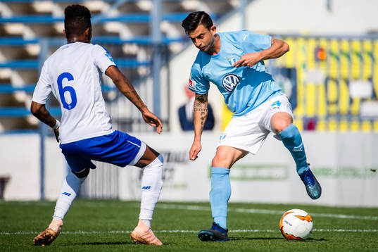 Tche Tche of Dinamo Kiev and Behrang Safari of Malmö FF