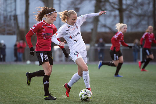 Rosengårds Ebba Wieder och Limhamn Bunkeflos Erin Gunther