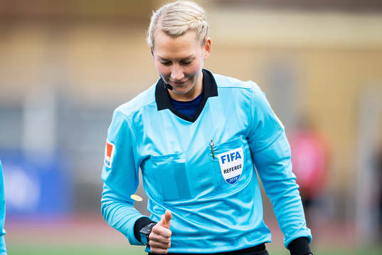Domare Tess Olofsson kastar mynt
