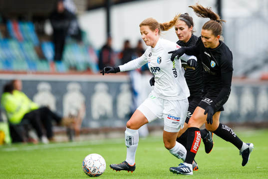 Växjös Anna Anvegård i en kamp mot Göteborgs  Emma