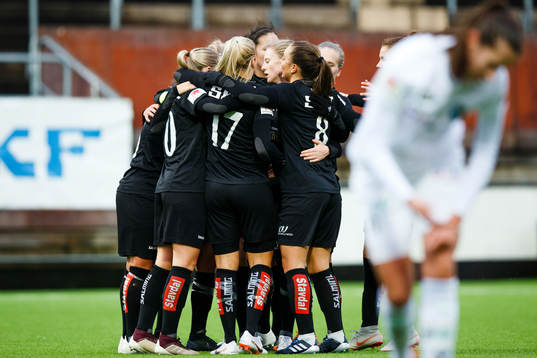 Göteborgs spelare jublar med Julia Zigiotti Olme