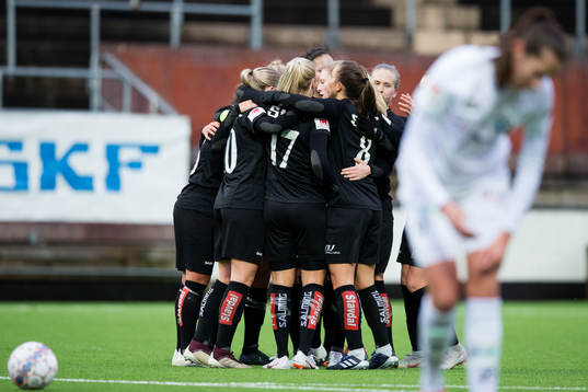 Göteborgs Julia Zigiotti Olme jublar med lagkamrater