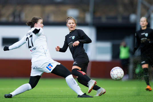 Göteborgs Natalia Kuikka  slår en passning