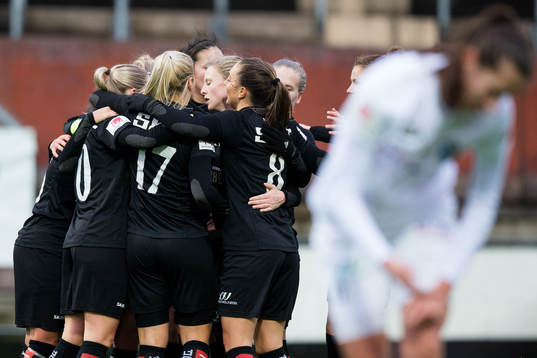 Göteborgs Julia Zigiotti Olme jublar med lagkamrater