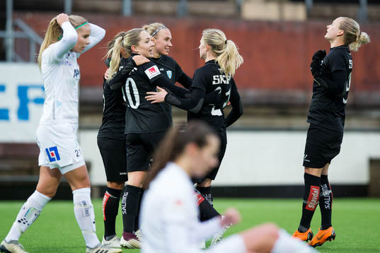 Göteborgs Julia Zigiotti Olme jublar med lagkamrater