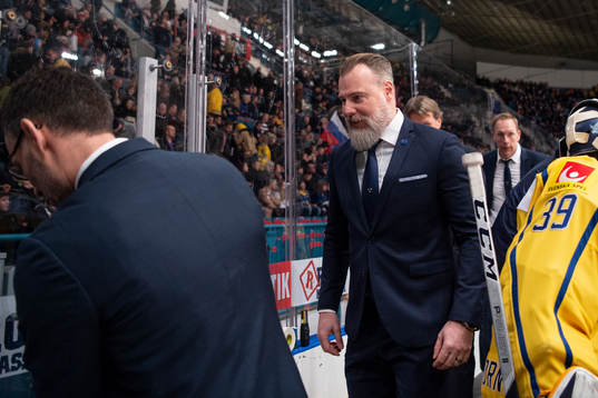 assistant coach Peter Popovic of Sweden (l) and head coach