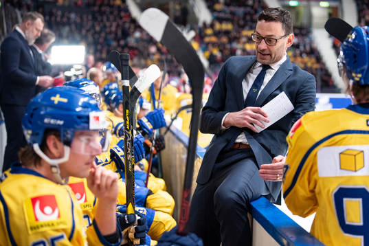 assistant coach Peter Popovic of Sweden gives instructions