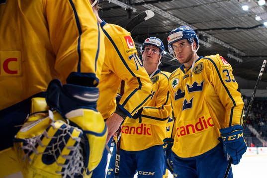 Michael Lindqvist of Sweden (r)