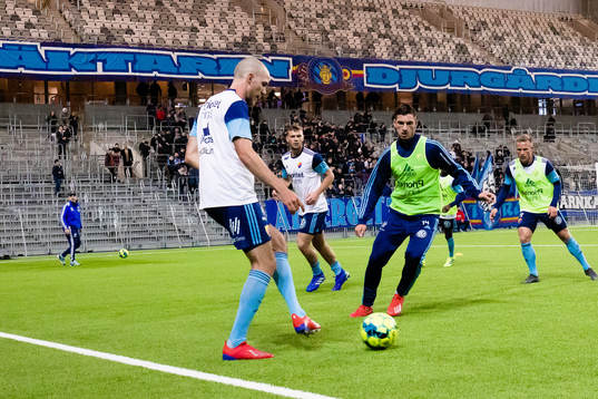 Djurgårdens spelare värmer upp