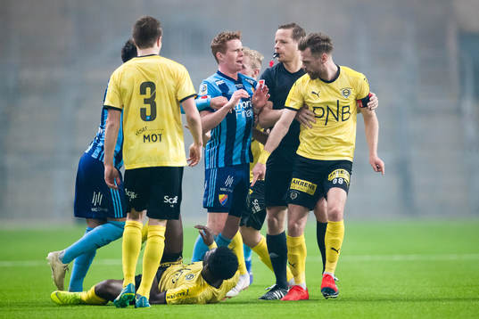 Djurgårdens Aslak Witry och Lilleströms Arnor Smarason i