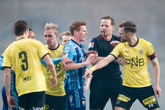 Djurgårdens Aslak Witry och Lilleströms Arnor Smarason i