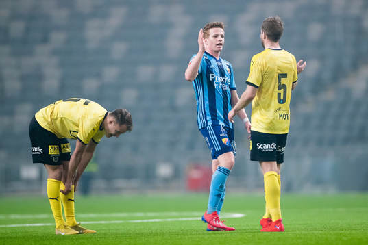Djurgårdens Aslak Witry tackar Lilleströms Simen Rafn