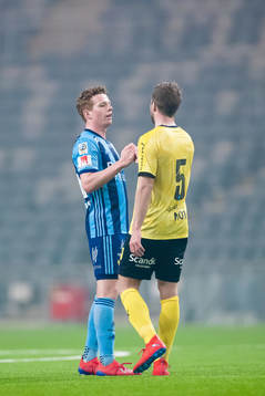 Djurgårdens Aslak Witry tackar Lilleströms Simen Rafn