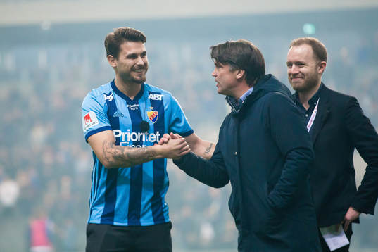 Djurgårdens sportchef Bosse Andersson tar i hand med